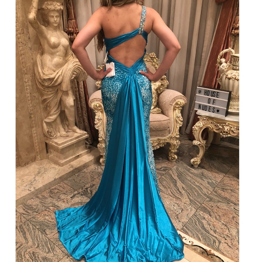 • MULTIPLE SIZES -MERMAID SEQUENCED GOWN •